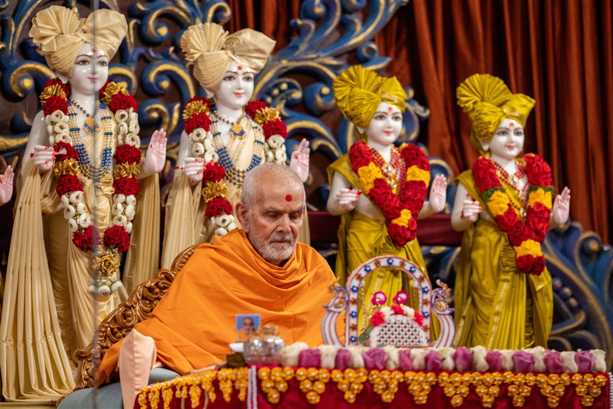 Swamishri chants the 'Swaminarayan' mantra