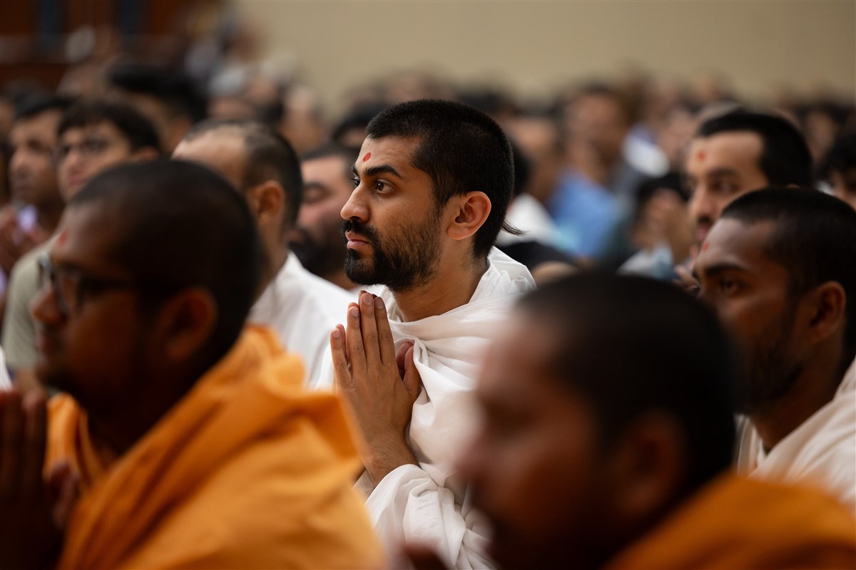 A swami engrossed in the darshan of Swamishri