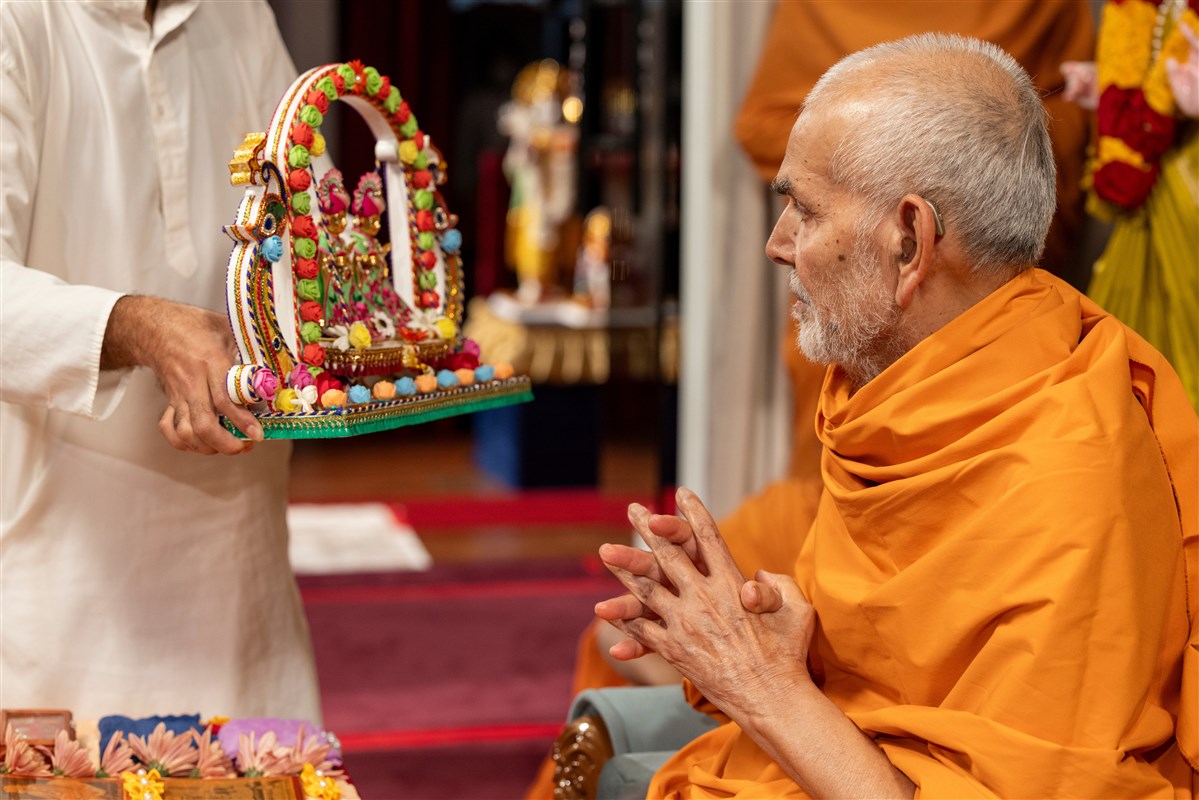 Swamishri engrossed in the darshan of Shri Harikrishna Maharaj and Shri Gunatitanand Swami