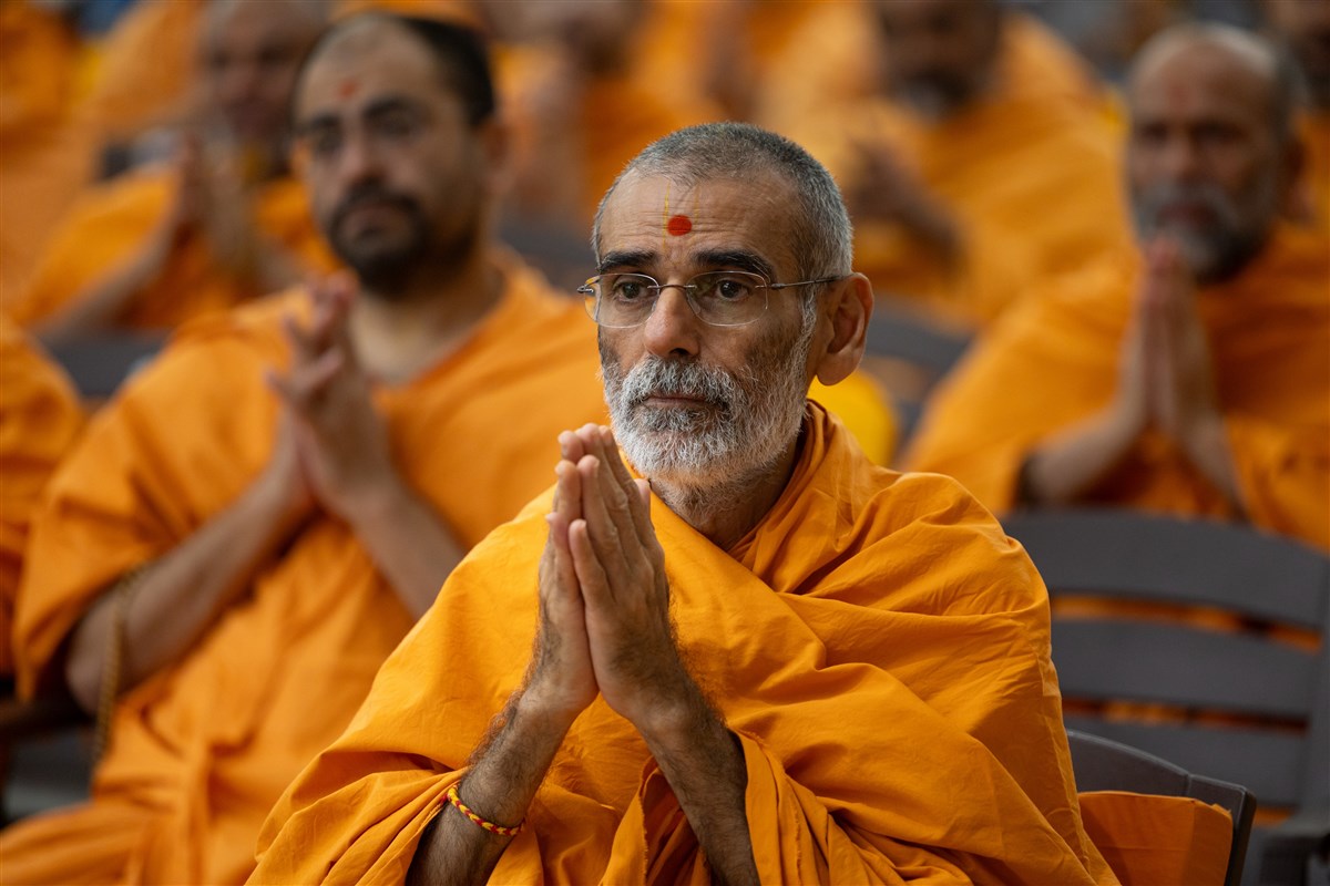 Anandswarupdas Swami engrossed in Swamishri's darshan