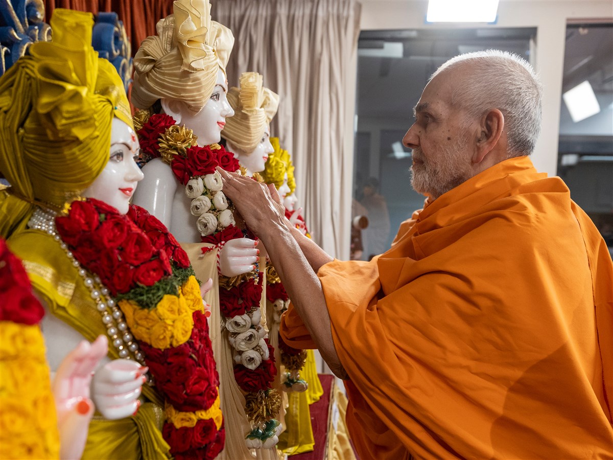 Swamishri performs the murti-pratishtha of the murtis for BAPS Shri Swaminarayan Mandir, Downingtown, PA