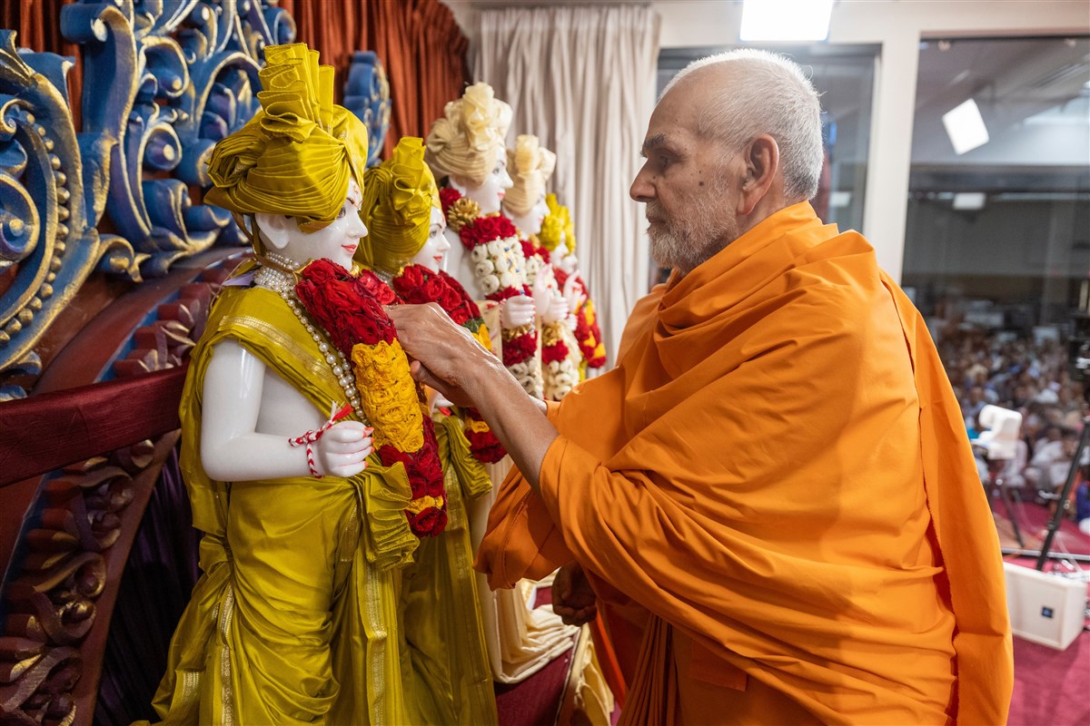Swamishri performs the murti-pratishtha of the murtis for BAPS Shri Swaminarayan Mandir, Springfield, MA