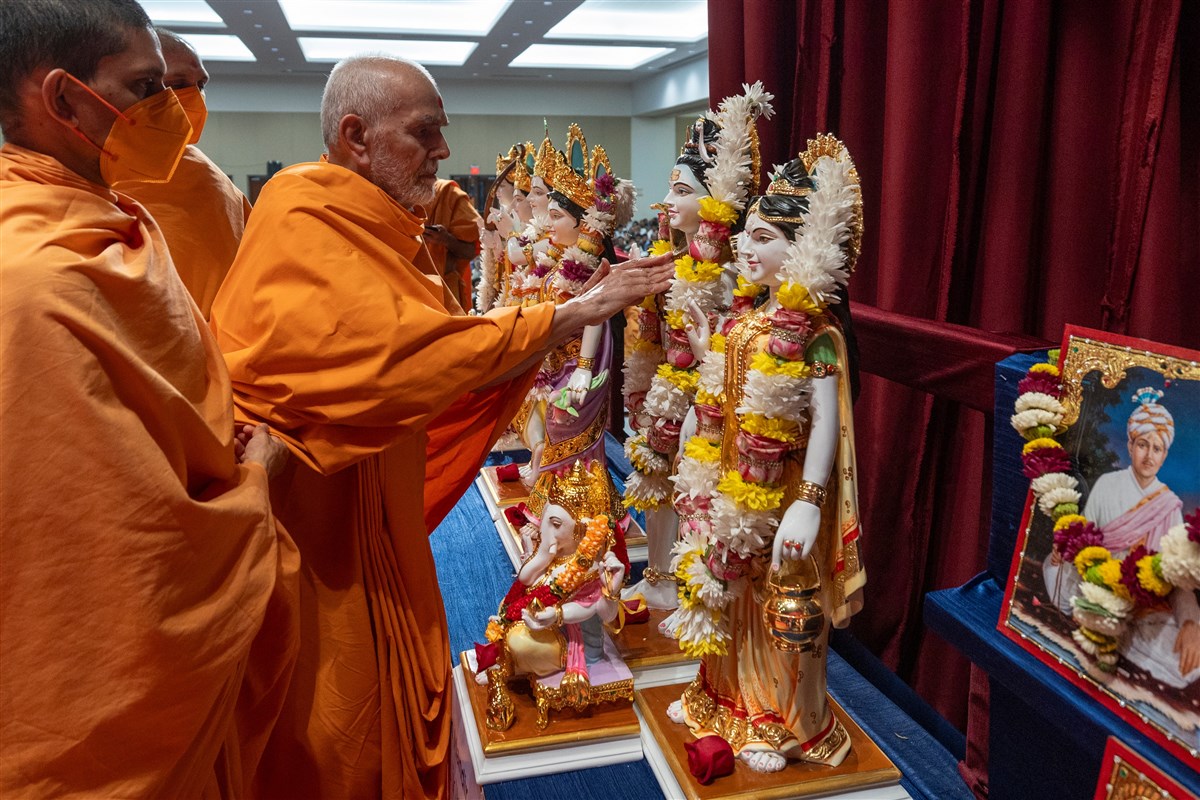 Swamishri performs the murti-pratishtha murtis 