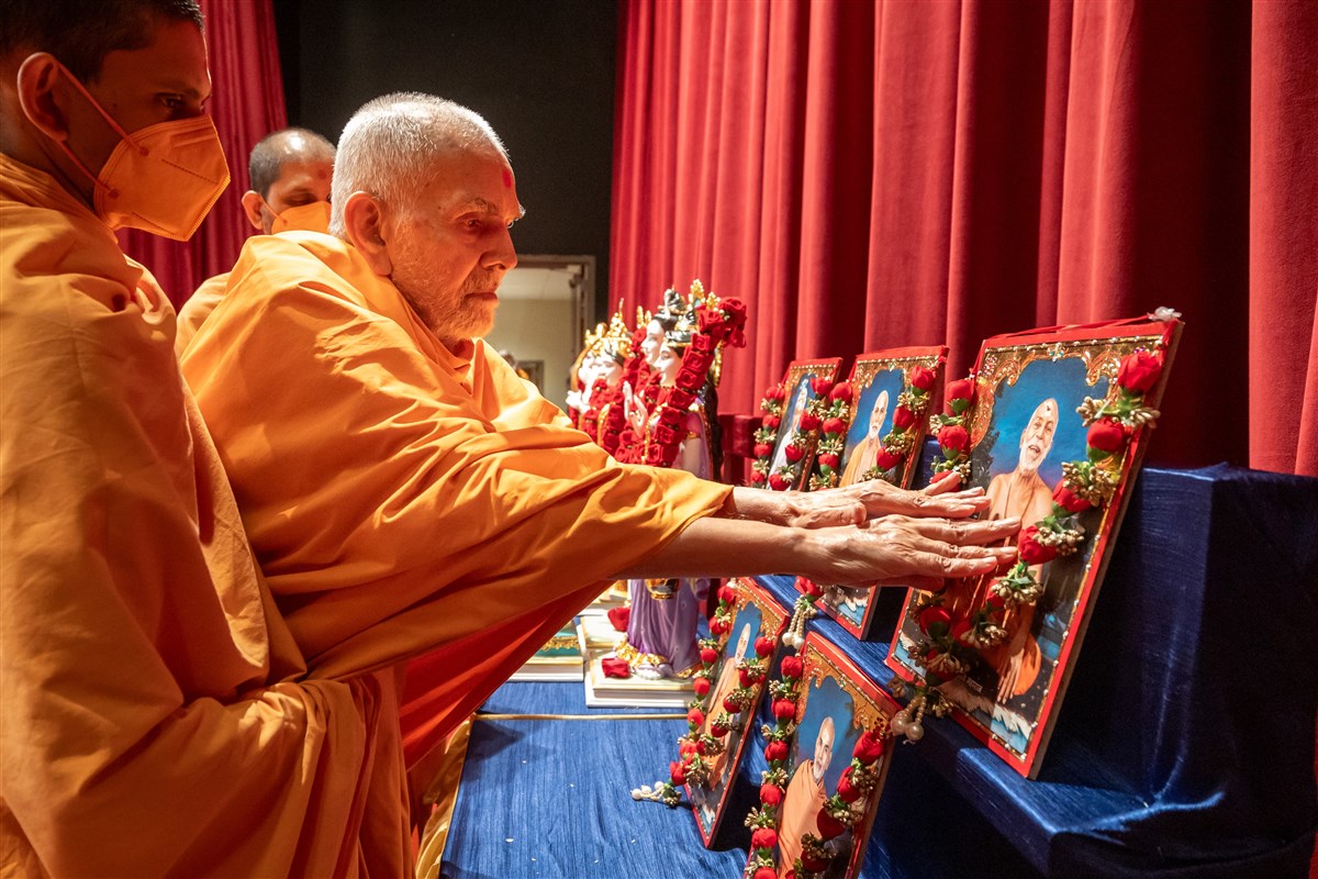 Swamishri performs the murti-pratishtha murtis