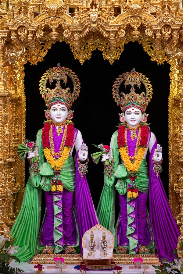 Parabrahma Bhagwan Swaminarayan and Aksharbrahma Gunatitanand Swami