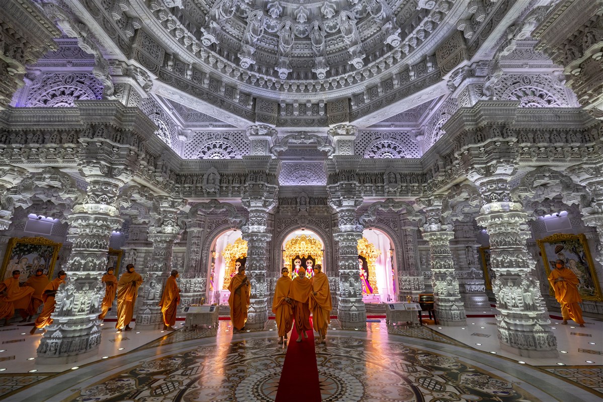Swamishri walks under the beautiful dome of the mandir