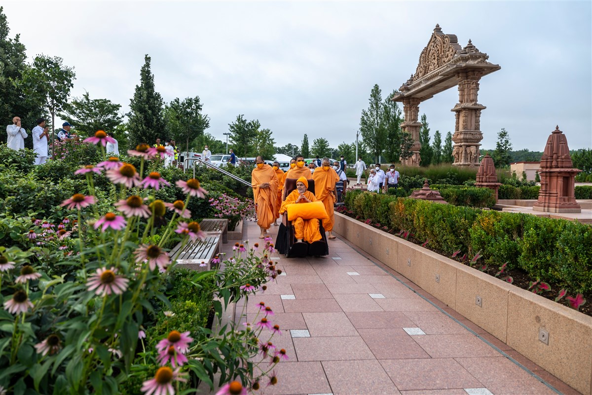 Swamishri on his way to the Nilkanth Vatika for the morning puja