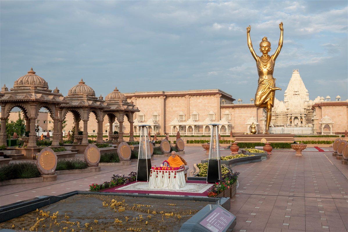 Unique darshan of Swamishri's puja with the background of Tapomurti Nilkanth Varni and Akshardham