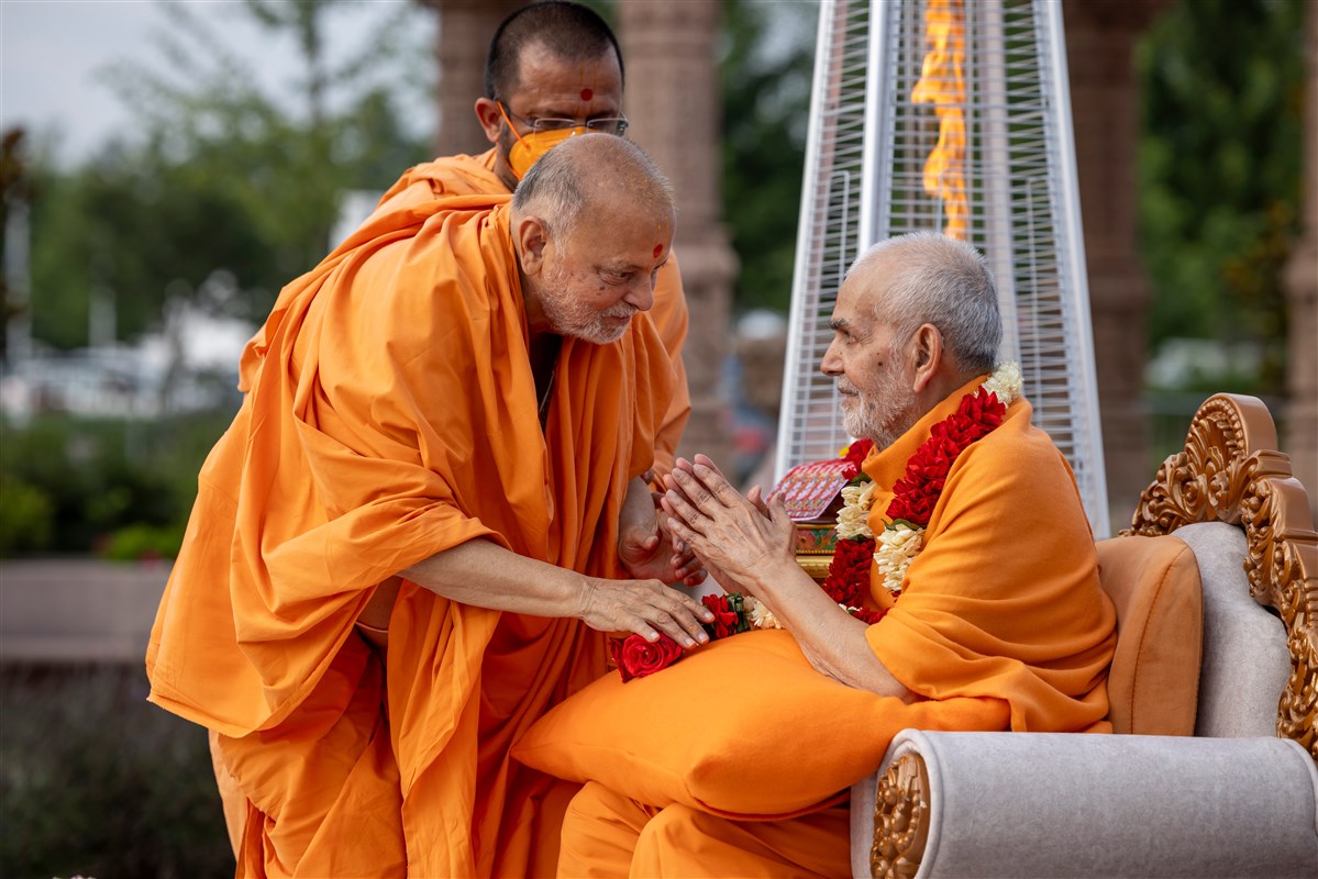 Sadguru Pujya Ishwarcharandas Swami garlands Swamishri