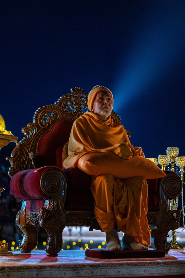 Swamishri listening to kirtans while singularly focused on Nilkanth Varni’s captivating murti