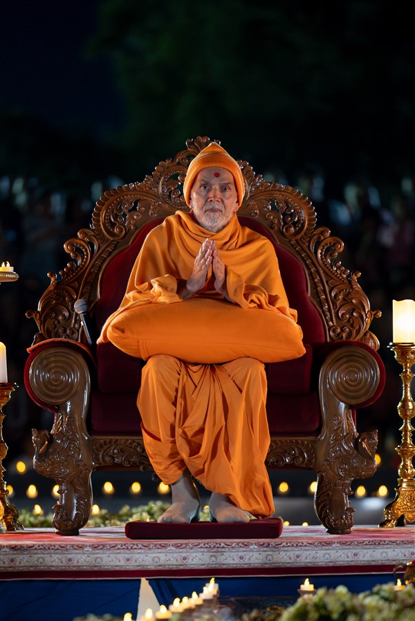 Swamishri engrossed in the darshan of Tapomurti Shri Nilkanth Varni