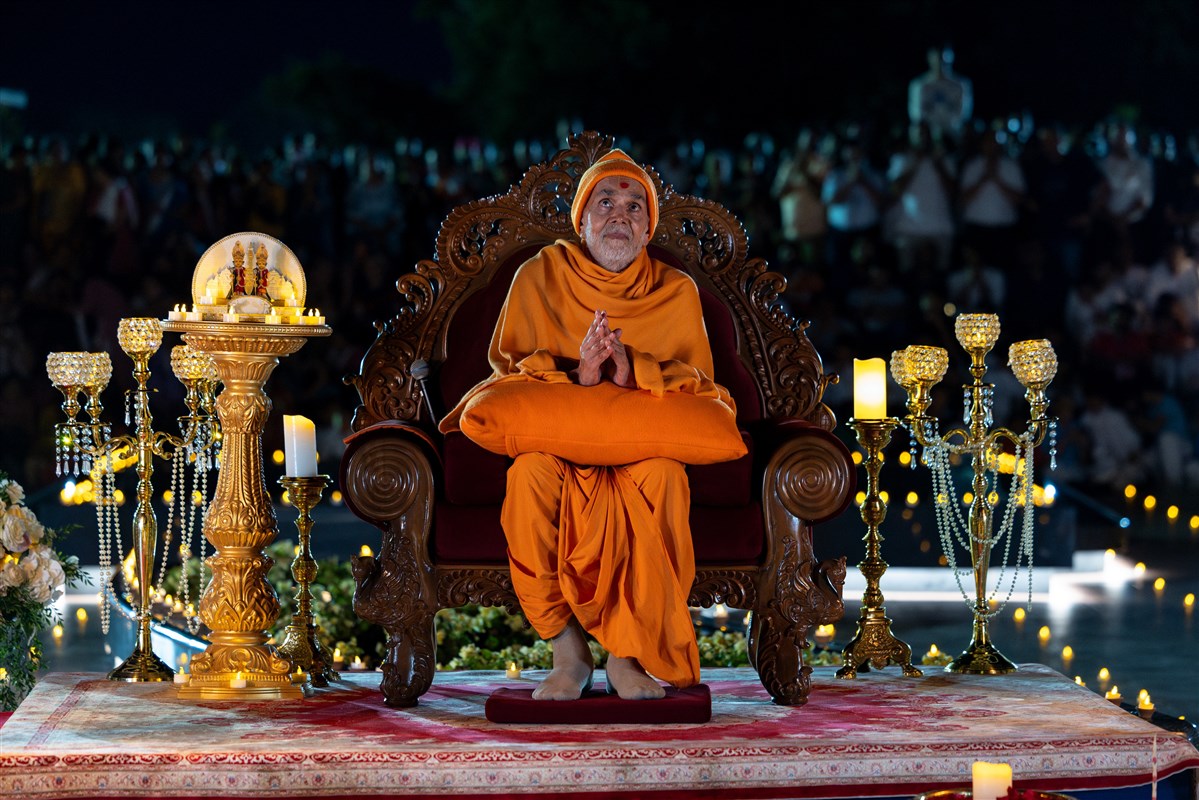 Swamishri's gaze is fixated at Nilkanth Varni