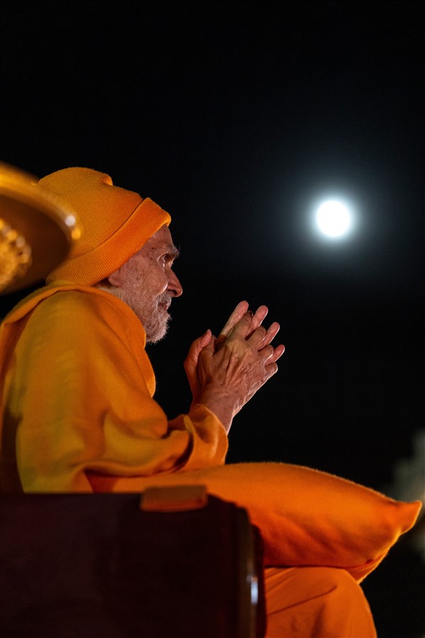 Swamishri engrossed in prayers