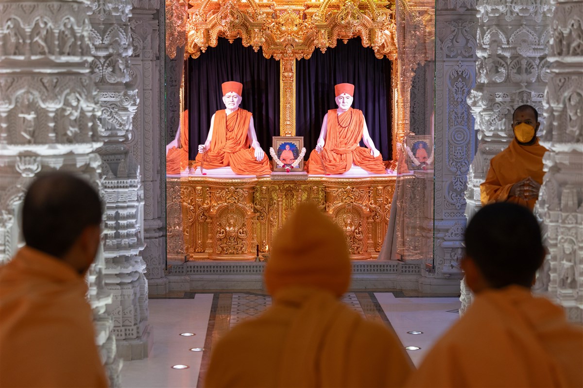 Swamishri doing darshan of Brahmaswarup Shastriji Maharaj and Brahmaswarup Pramukh Swami Maharaj