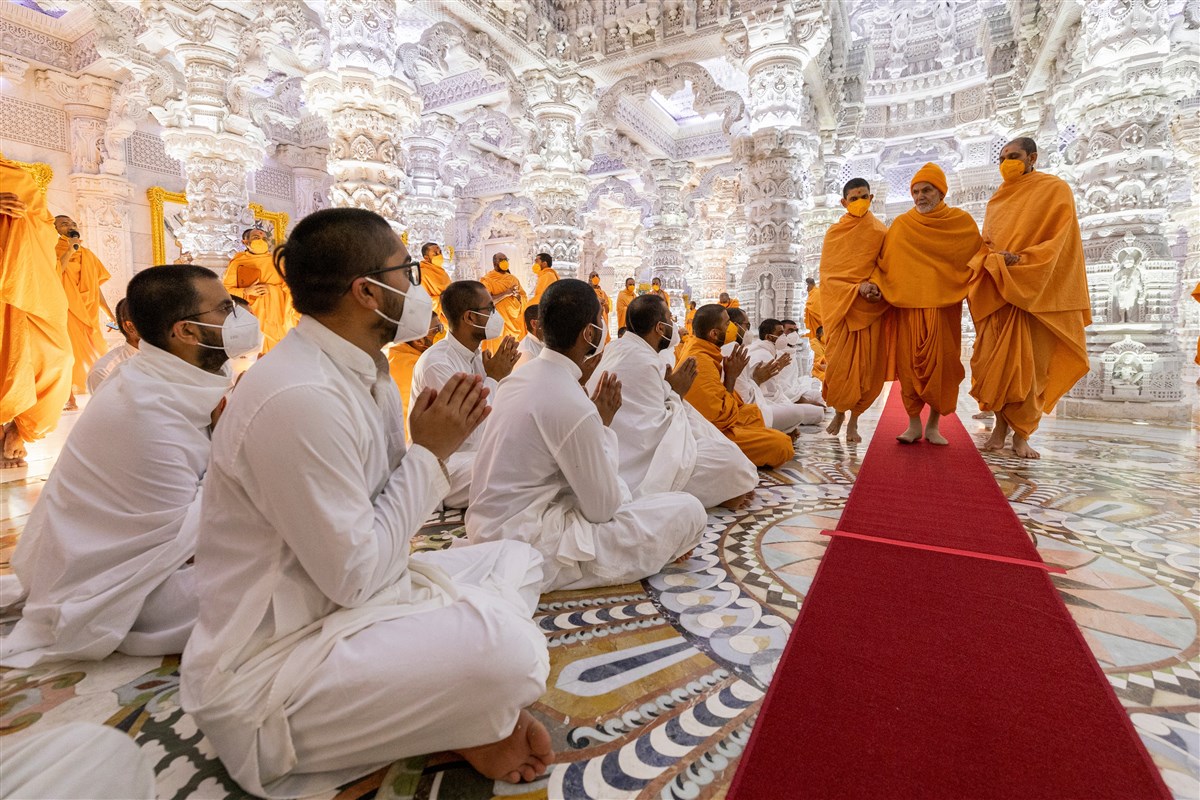Swamis, parshads and sadhaks engrossed in the darshan of Swamishri