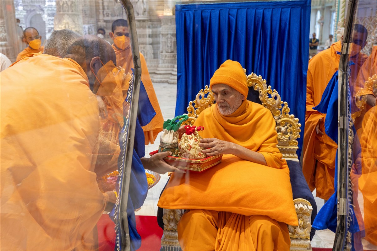 Swamishri sanctifies puja items for the wedding rituals
