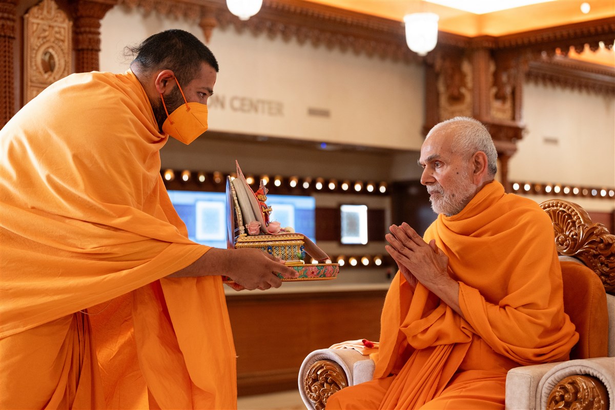 Swamishri engaged in the darshan of Shri Harikrishna Maharaj and Shri Gunatitanand Swami Maharaj