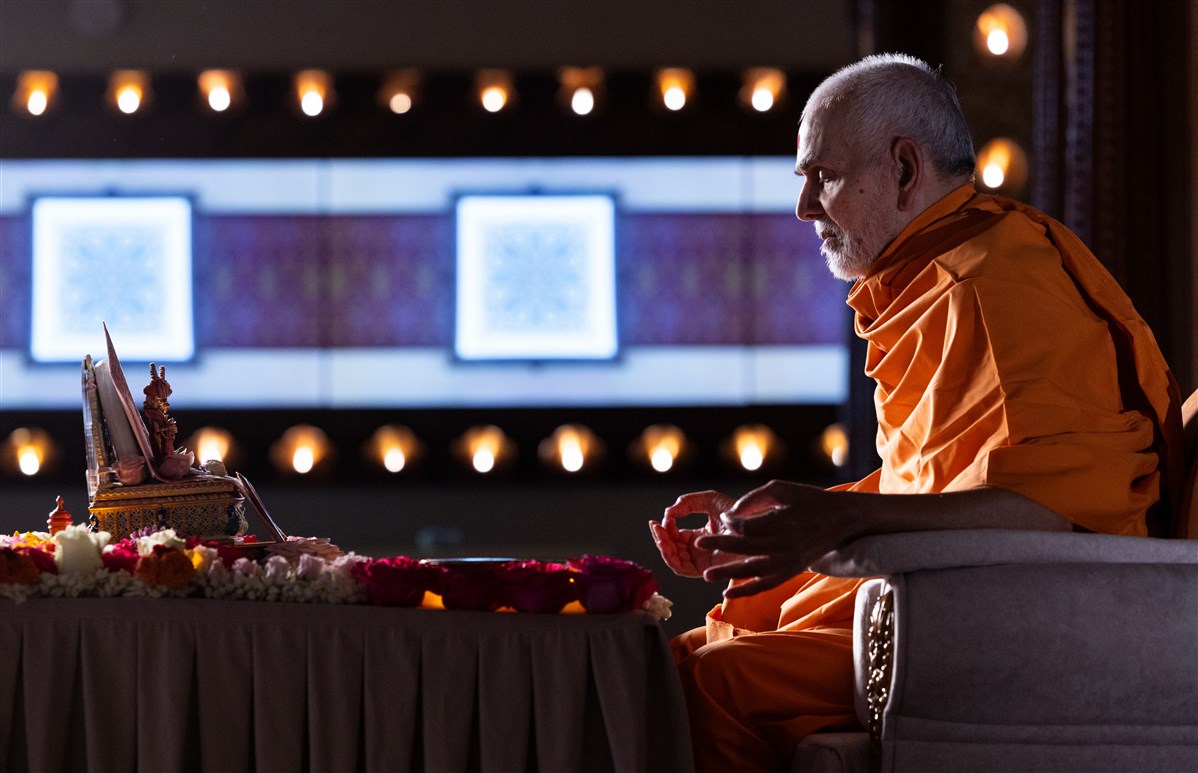 Swamishri deeply engrossed in meditation during puja