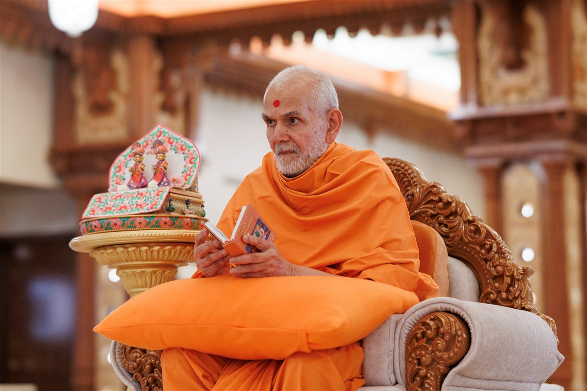 Swamishri listens to Pujya Shreejiswarupdas Swami