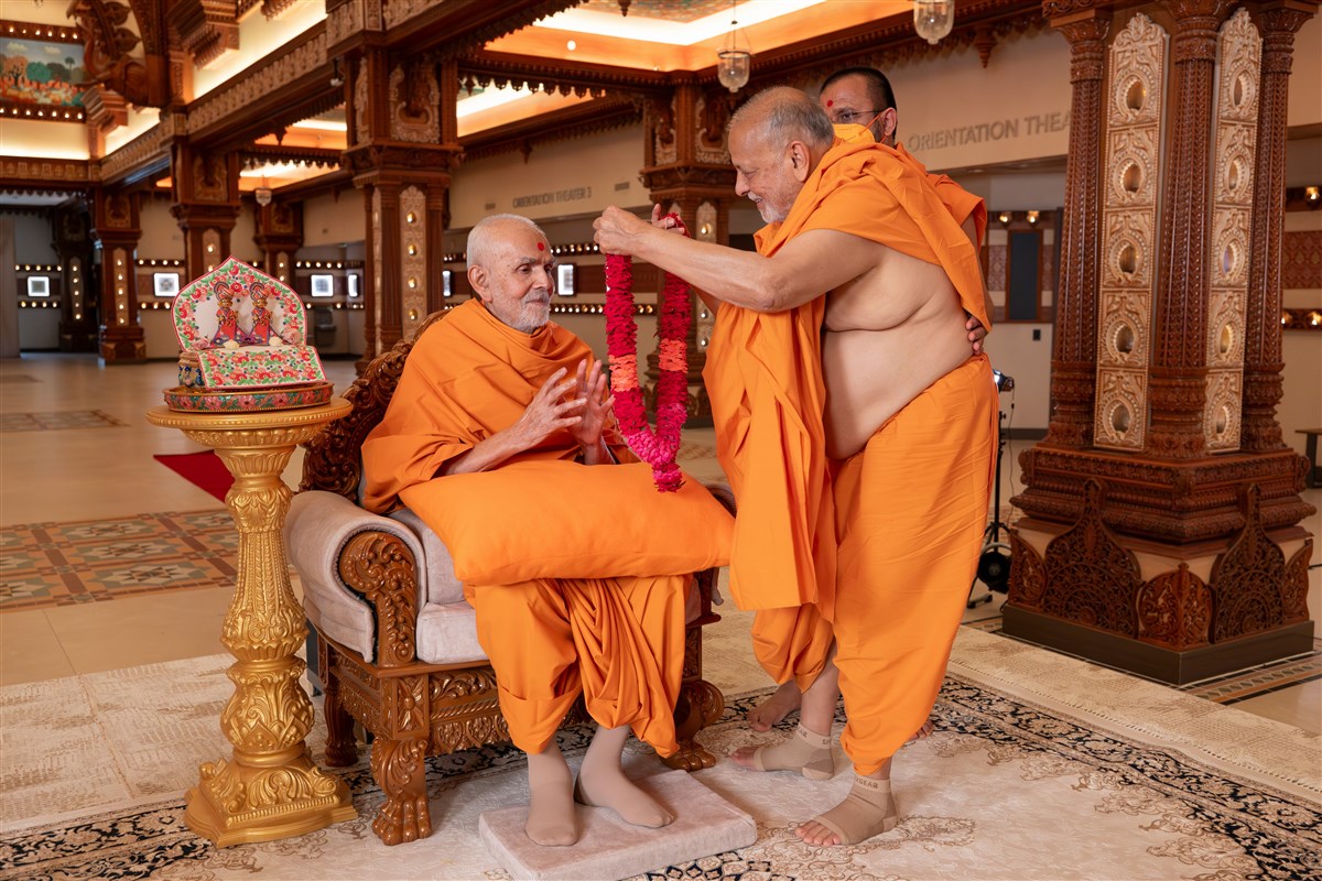 Sadguru Pujya Ishwarcharandas Swami garlands Swamishri