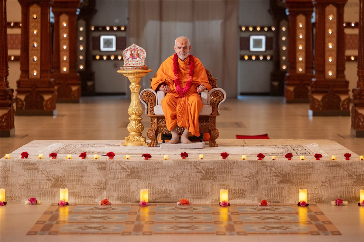Swamishri absorbed in prayers