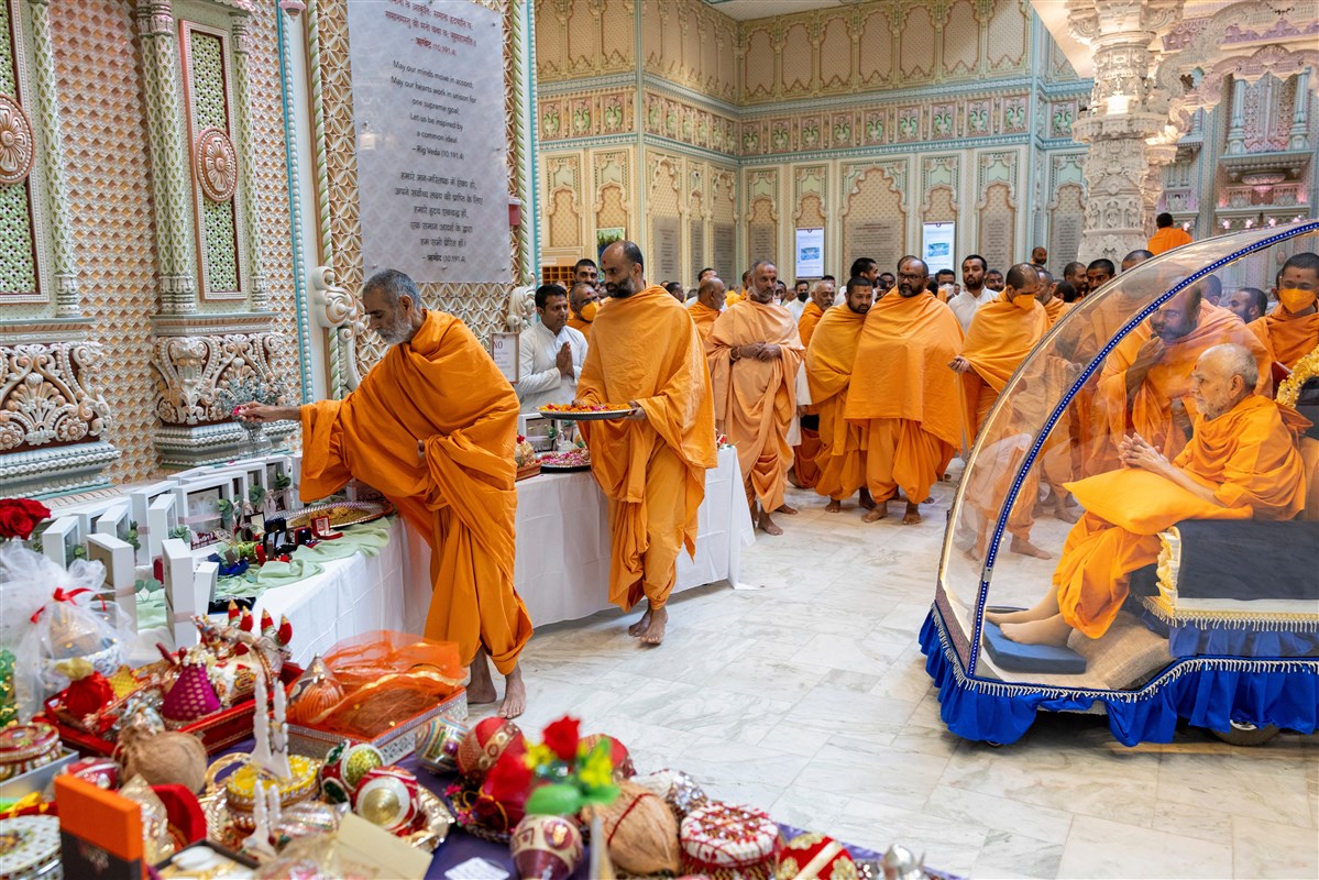On behalf of Swamishri, Pujya Anandswarupdas Swami sanctifies puja items for the weddings