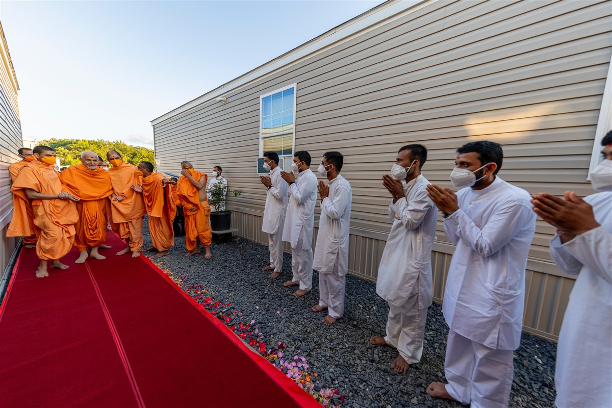Swamishri visits the volunteers’ accommodations