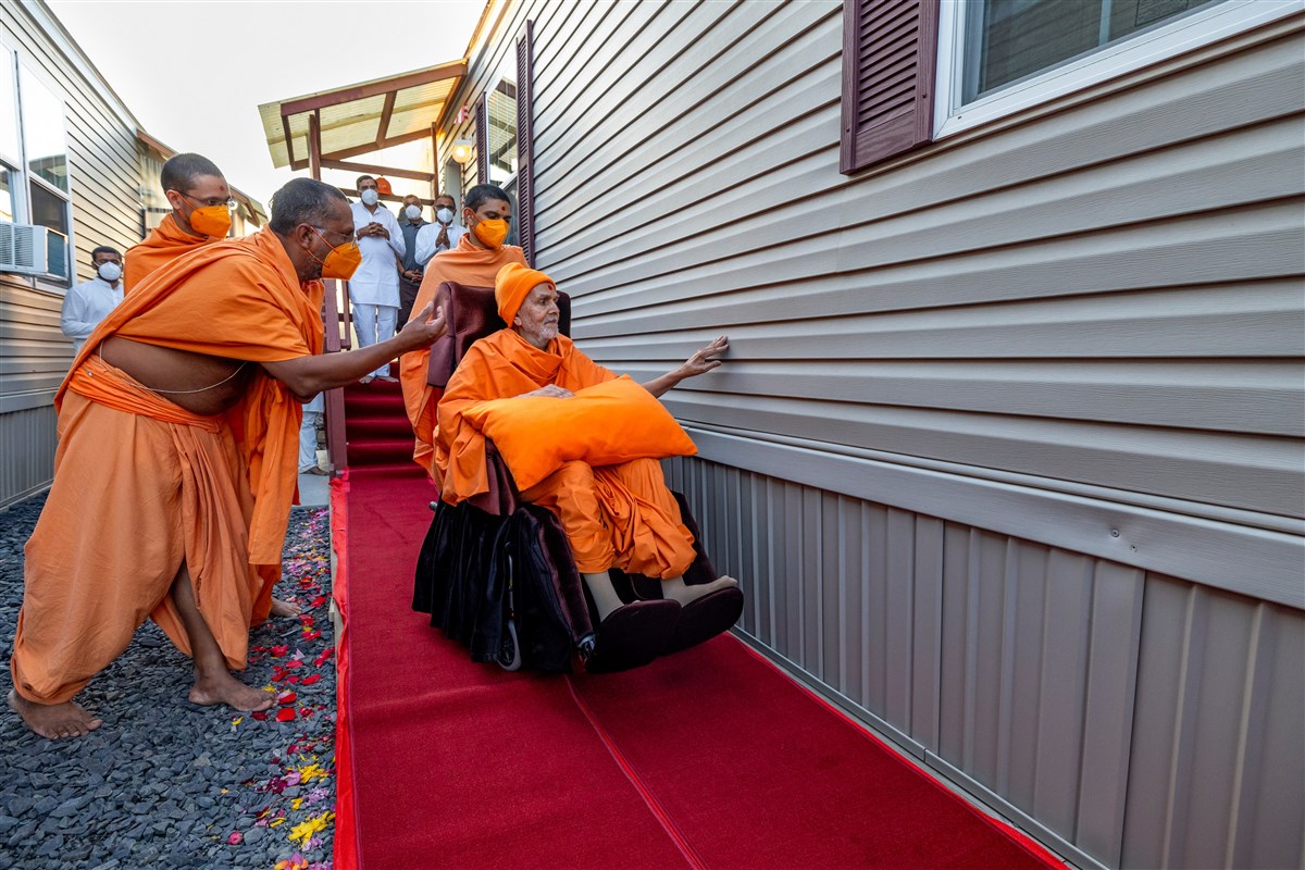 Swamishri attentively observes the volunteers’ accommodations