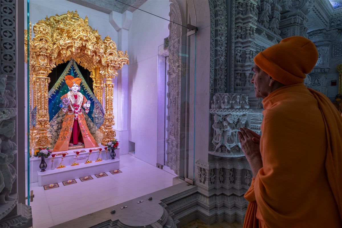 Param Pujya Mahant Swami Maharaj doing darshan of Shri Ghanshyam Maharaj