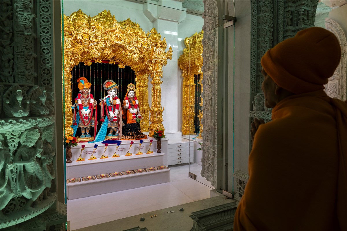 Swamishri doing darshan of Shri Harikrishna Maharaj and Shri Radha-Krishna Bhagwan
