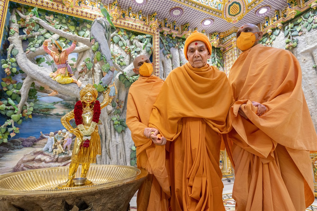 Swamishri performs the pradakshina of Shri Ghanshyam Maharaj