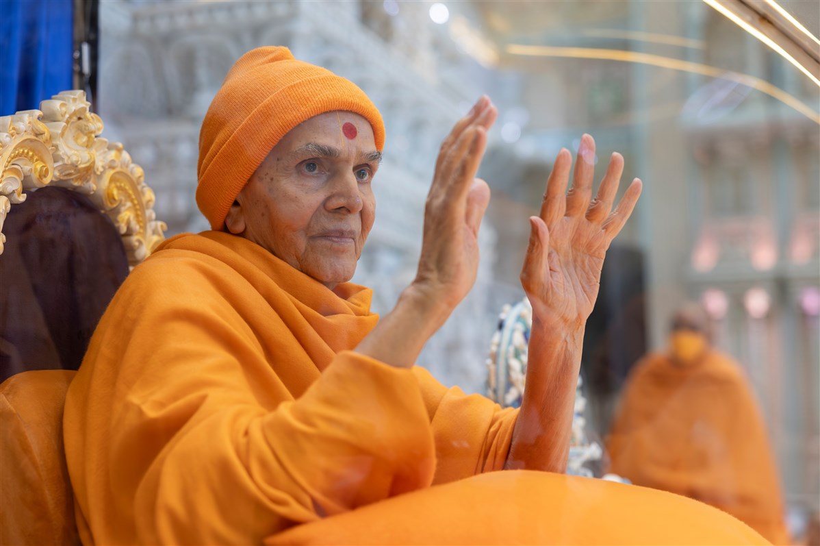 Swamishri imparts his blessings