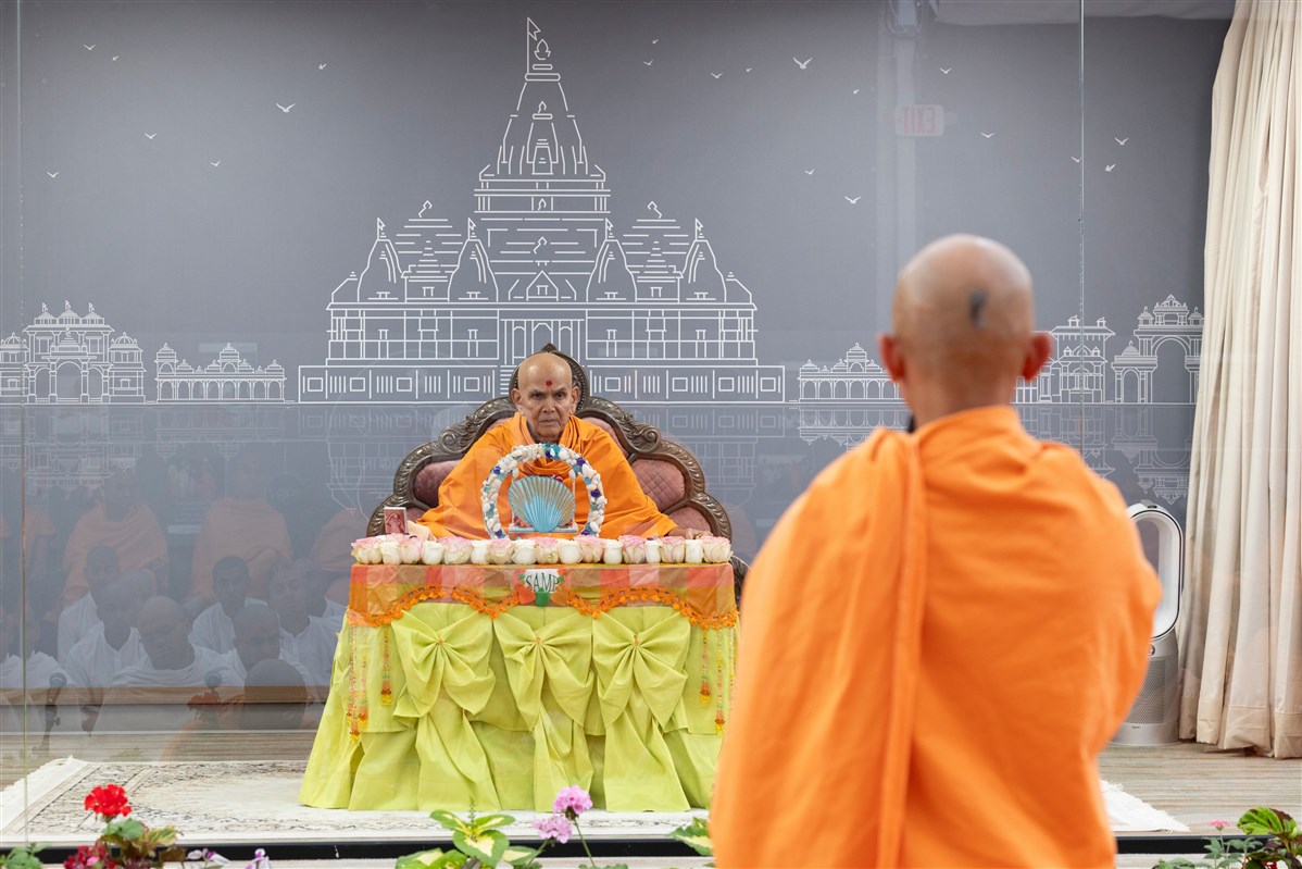 A swami presents before Swamishri