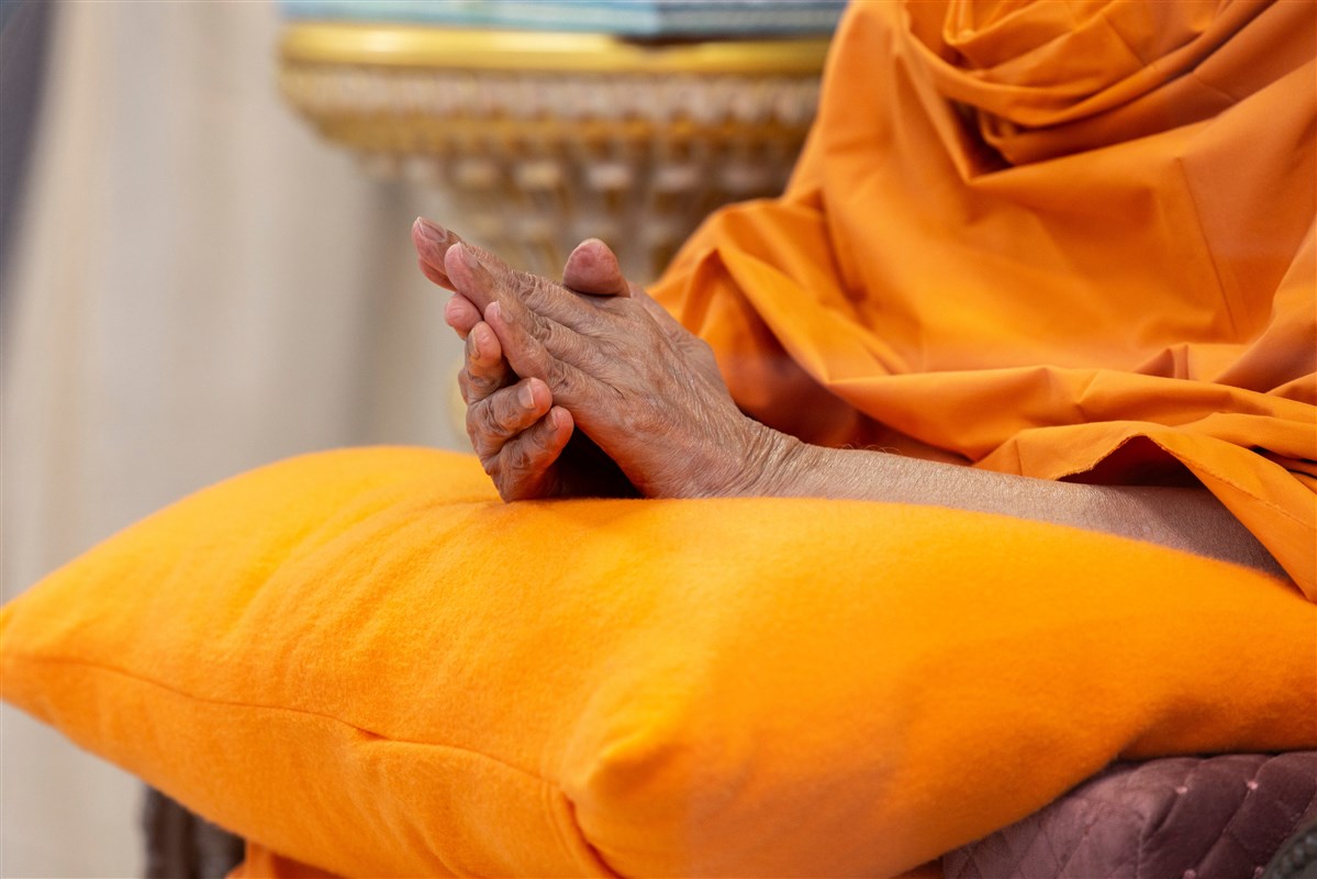 Swamishri with folded hands during puja  