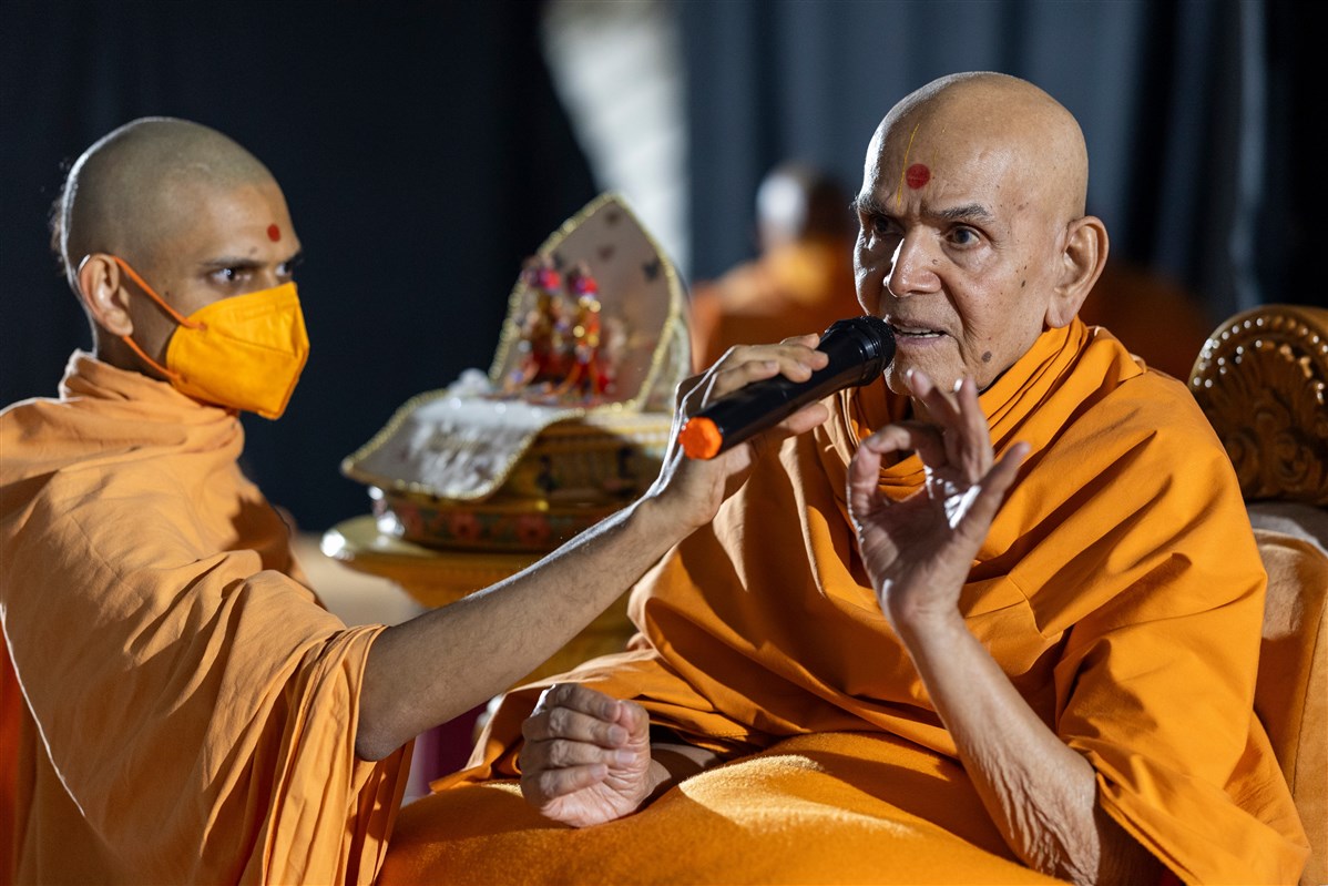 Swamishri gives his blessings 