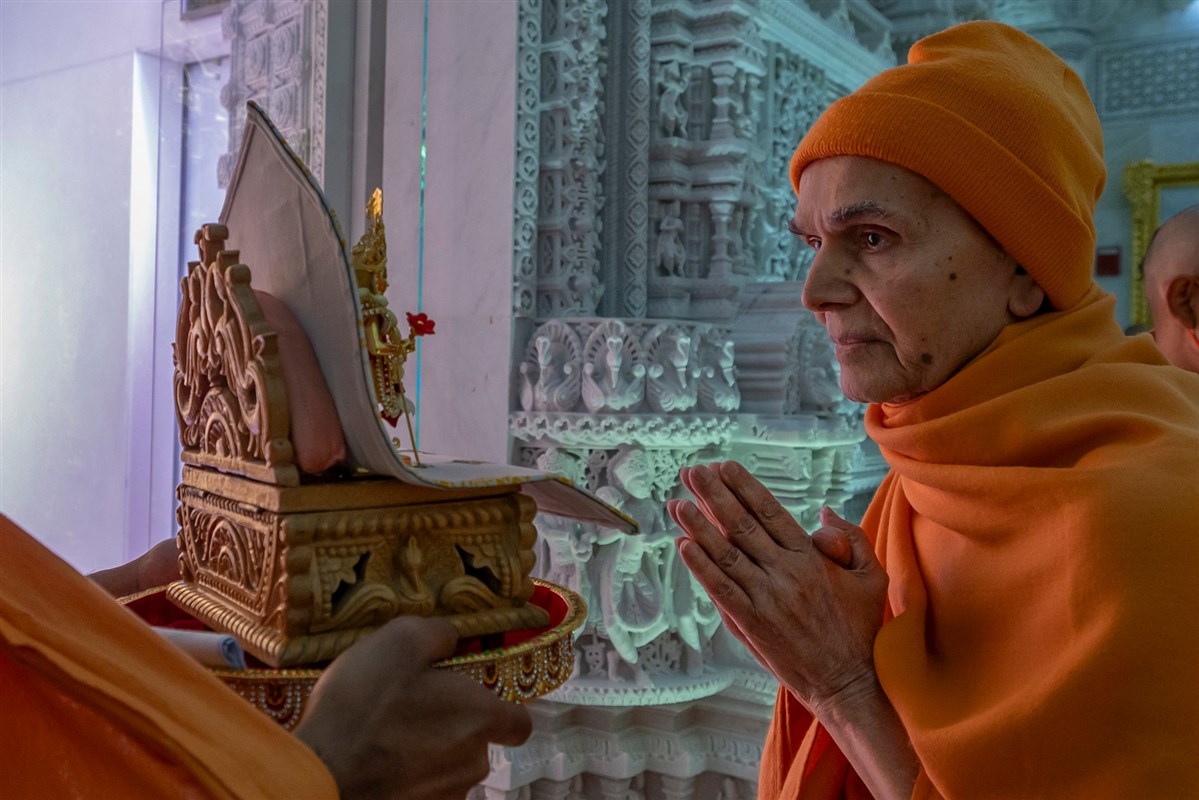 Swamishri deeply engrossed in the darshan of Shri Akshar Purushottam Maharaj