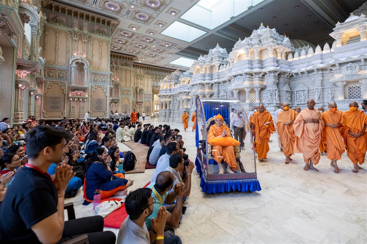 Volunteers and devotees engrossed in darshan