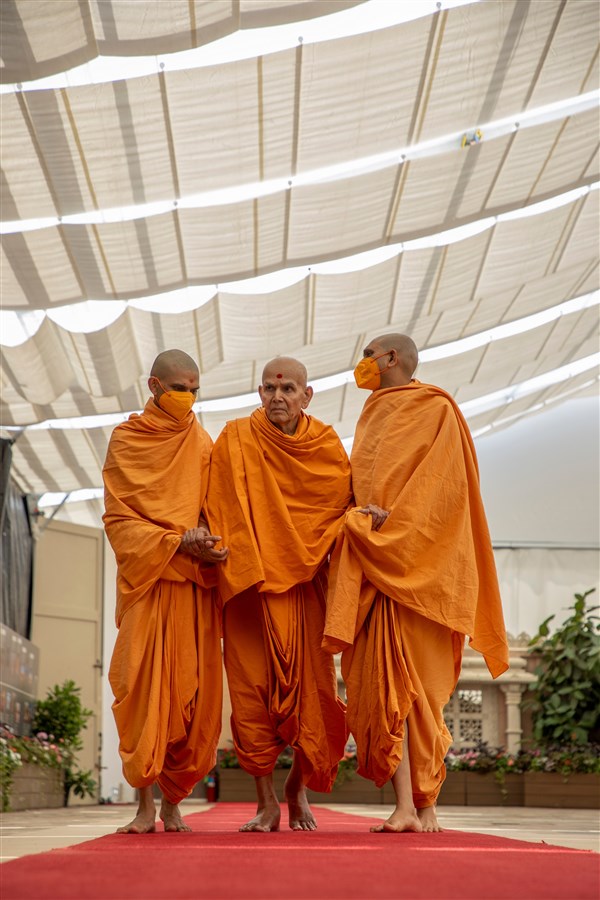 Swamishri walking in the afternoon