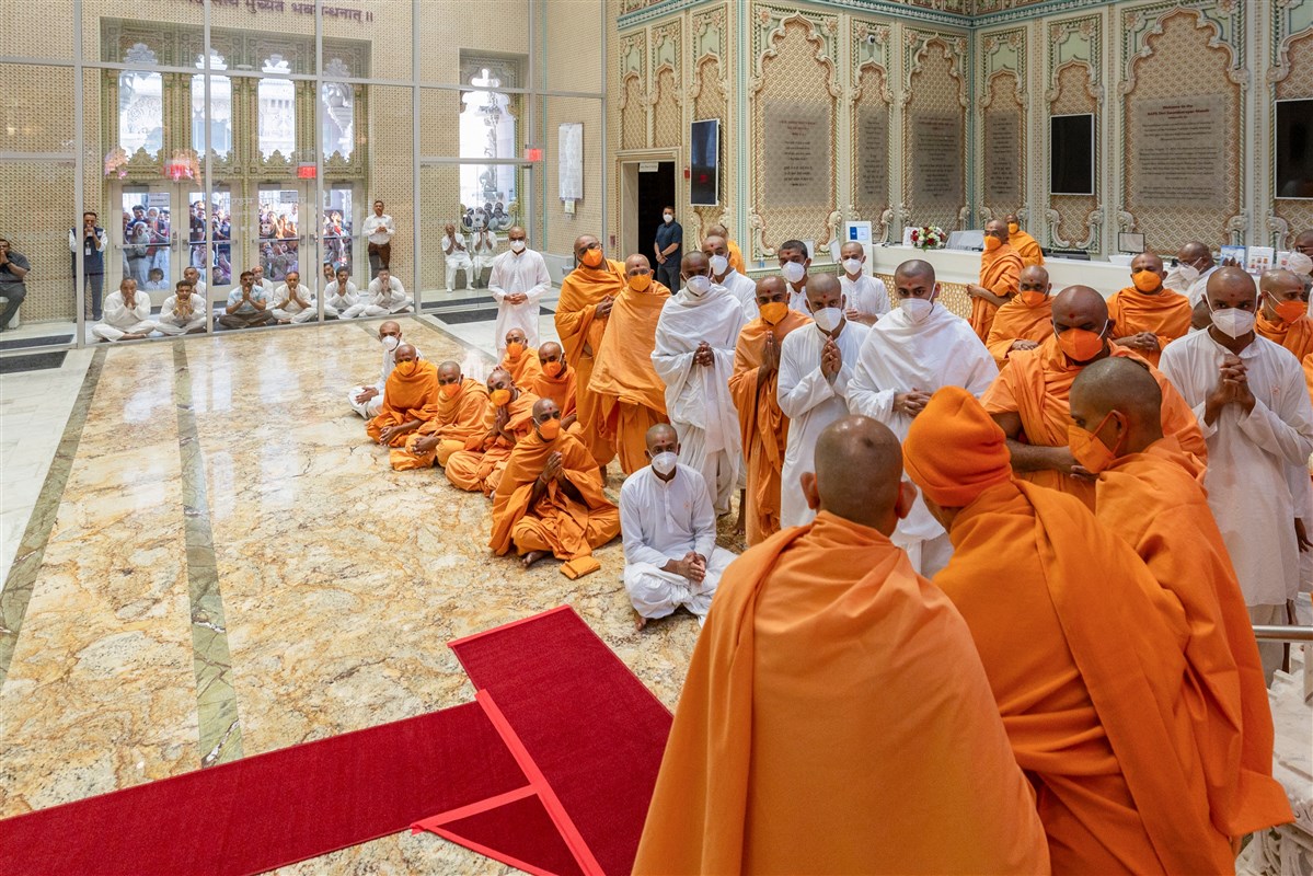 Swamishri acknowledges swamis, parshads and sadhaks
