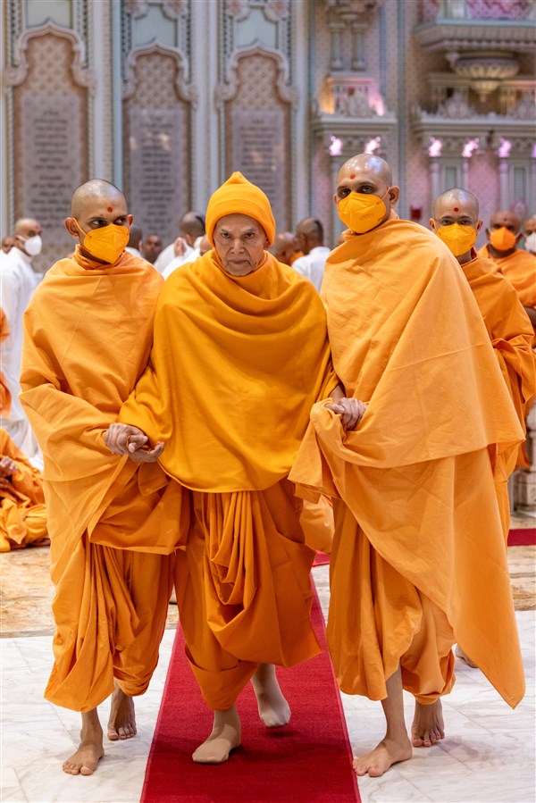 Swamishri on his way to the Shri Ghanshyam Maharaj Abhishek Mandap