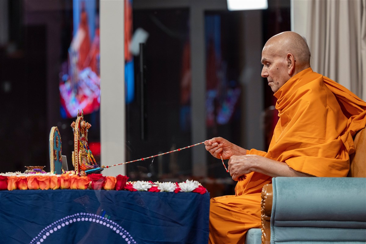 Swamishri swings Thakorji in a hindolo