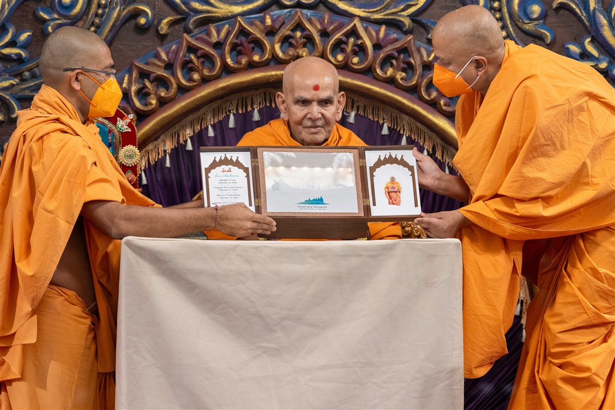 Swamishri is presented with an invitation to the inauguration of the BAPS Hindu Mandir, Abu Dhabi