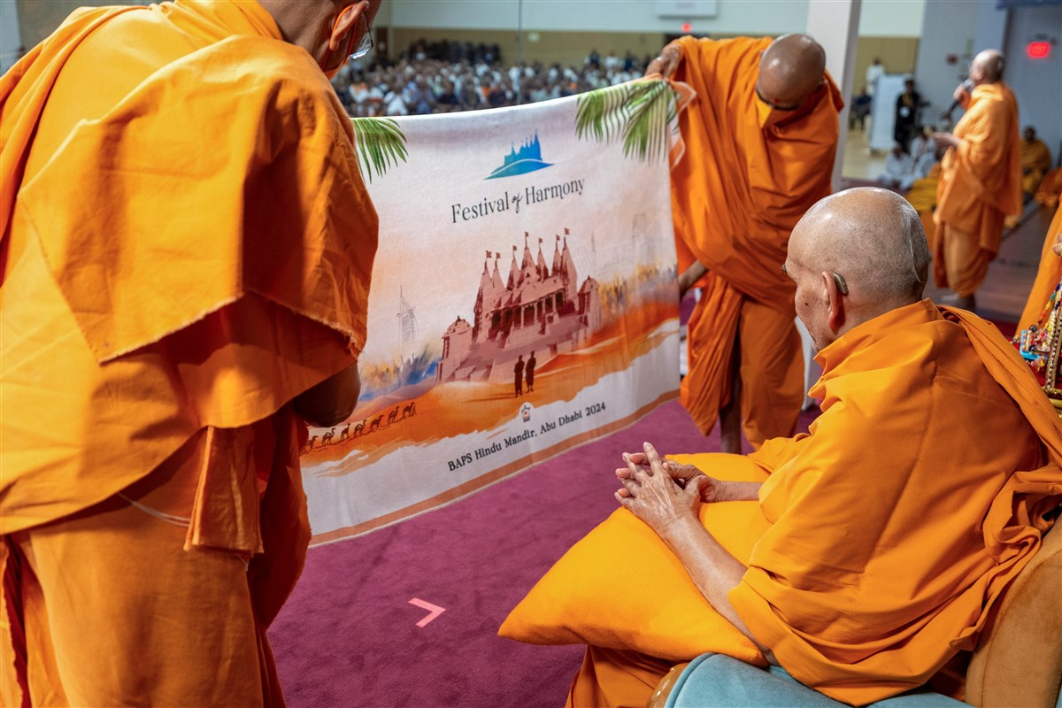 Swamis present the 'Festival of Harmony' shawl to Swamishri