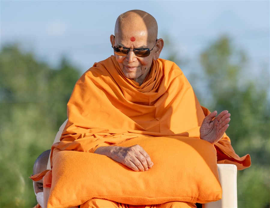 Swamishri responds with a gesture