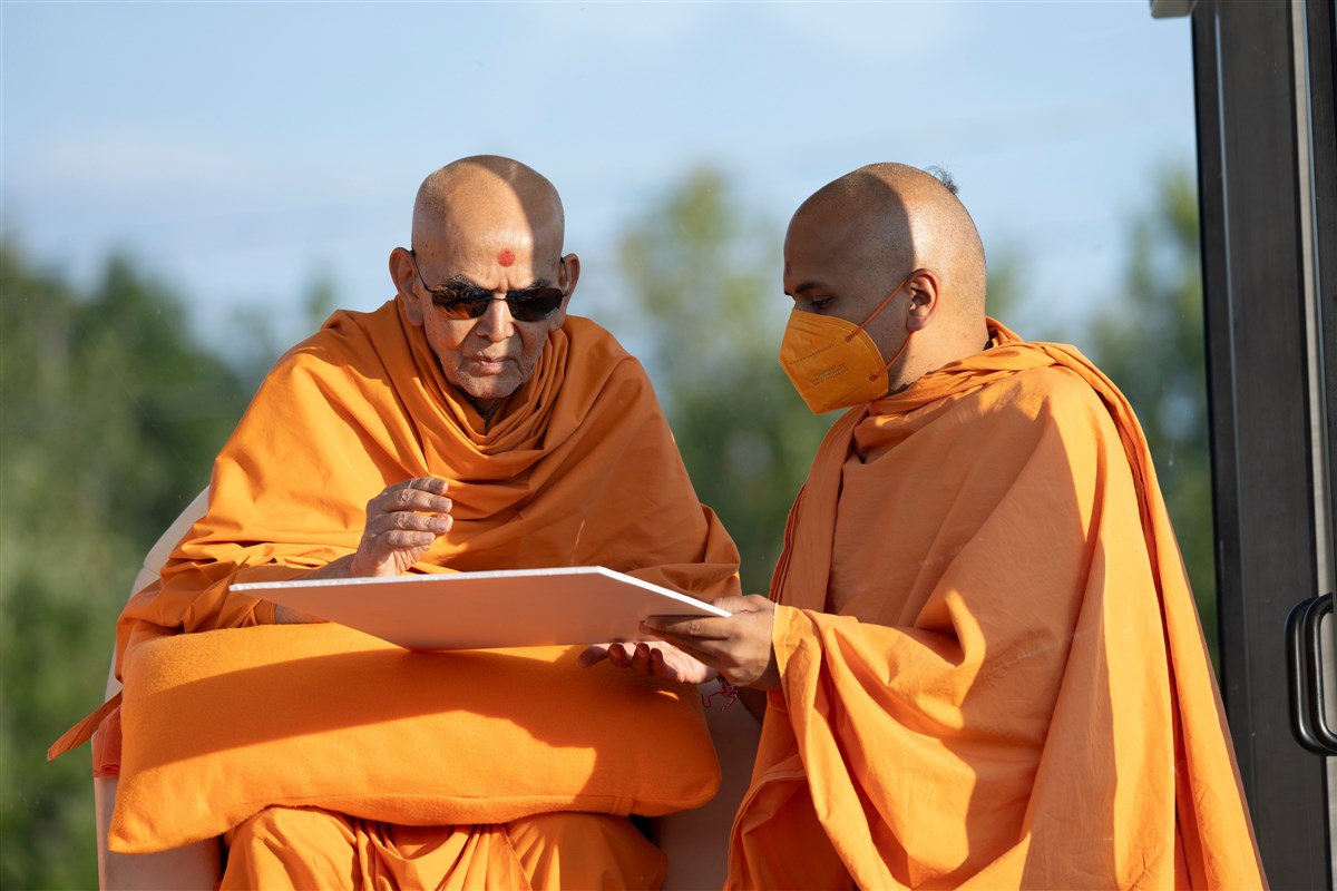 Nilkanthsevadas Swami shows the campus map to Swamishri