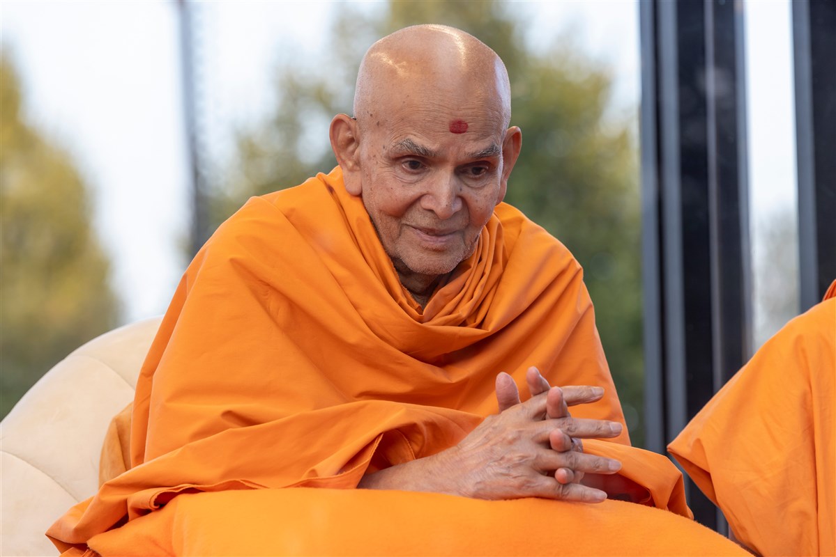 Swamishri listens attentively to information presented to him