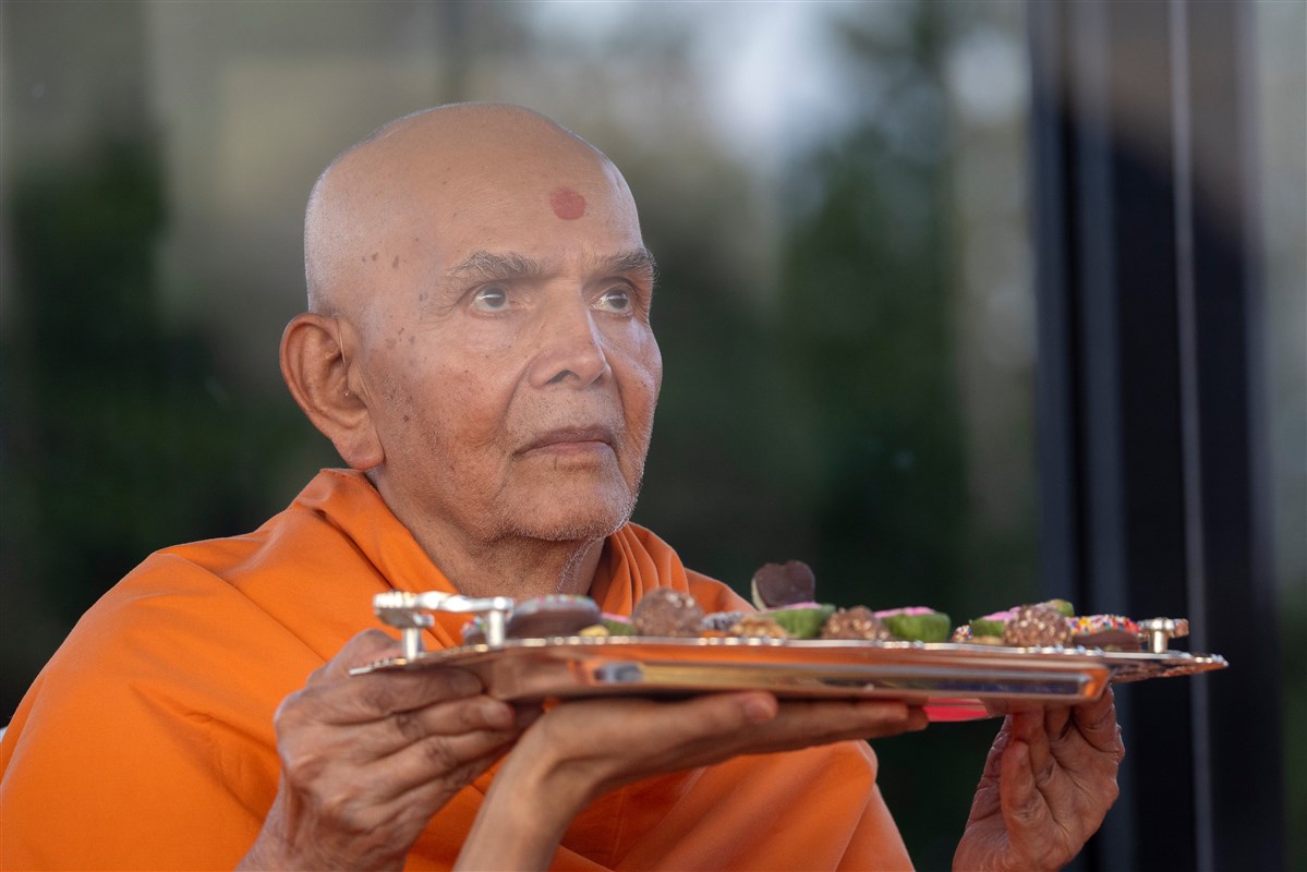 Swamishri offers thal to Tapomurti Shri Nilkanth Varni