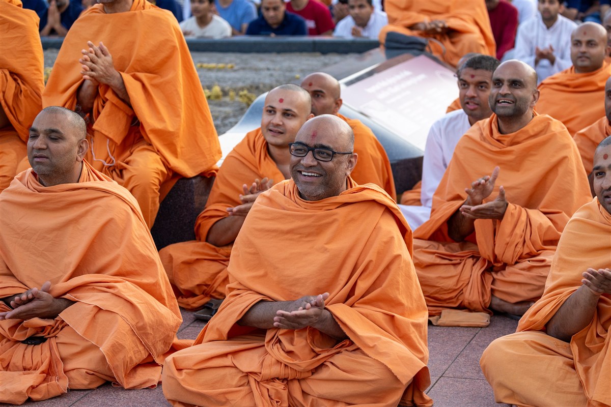 Swamis have the darshan of Swamishri