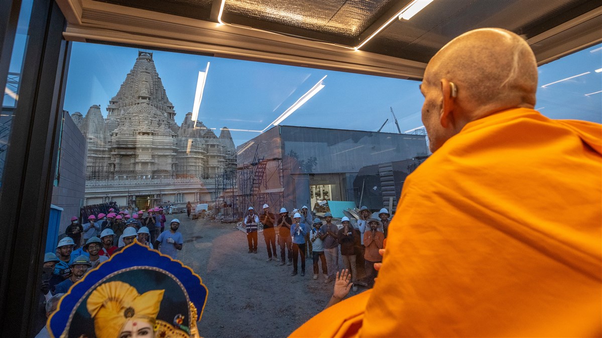 Swamishri observes the BAPS Swaminarayan Akshardham from the back