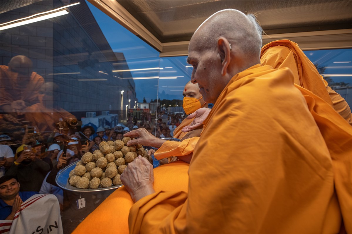 Swamishri sanctifies traditional Indian sweets for volunteers